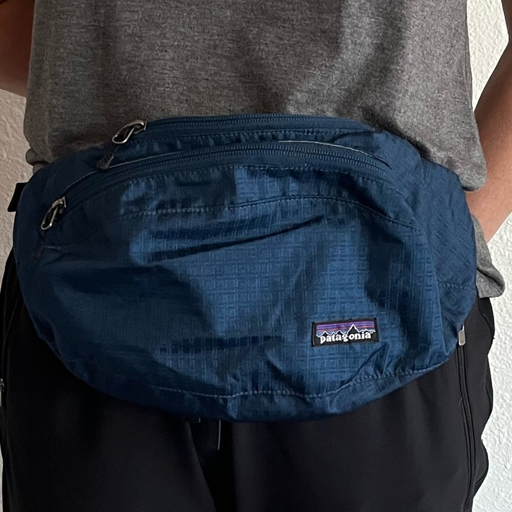 Patagonia navy blue hip bag in excellent condition. Perfect for hiking or trips.